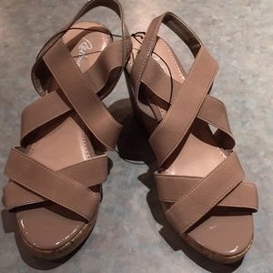 Reitmans beige platform sandals (sz 8)